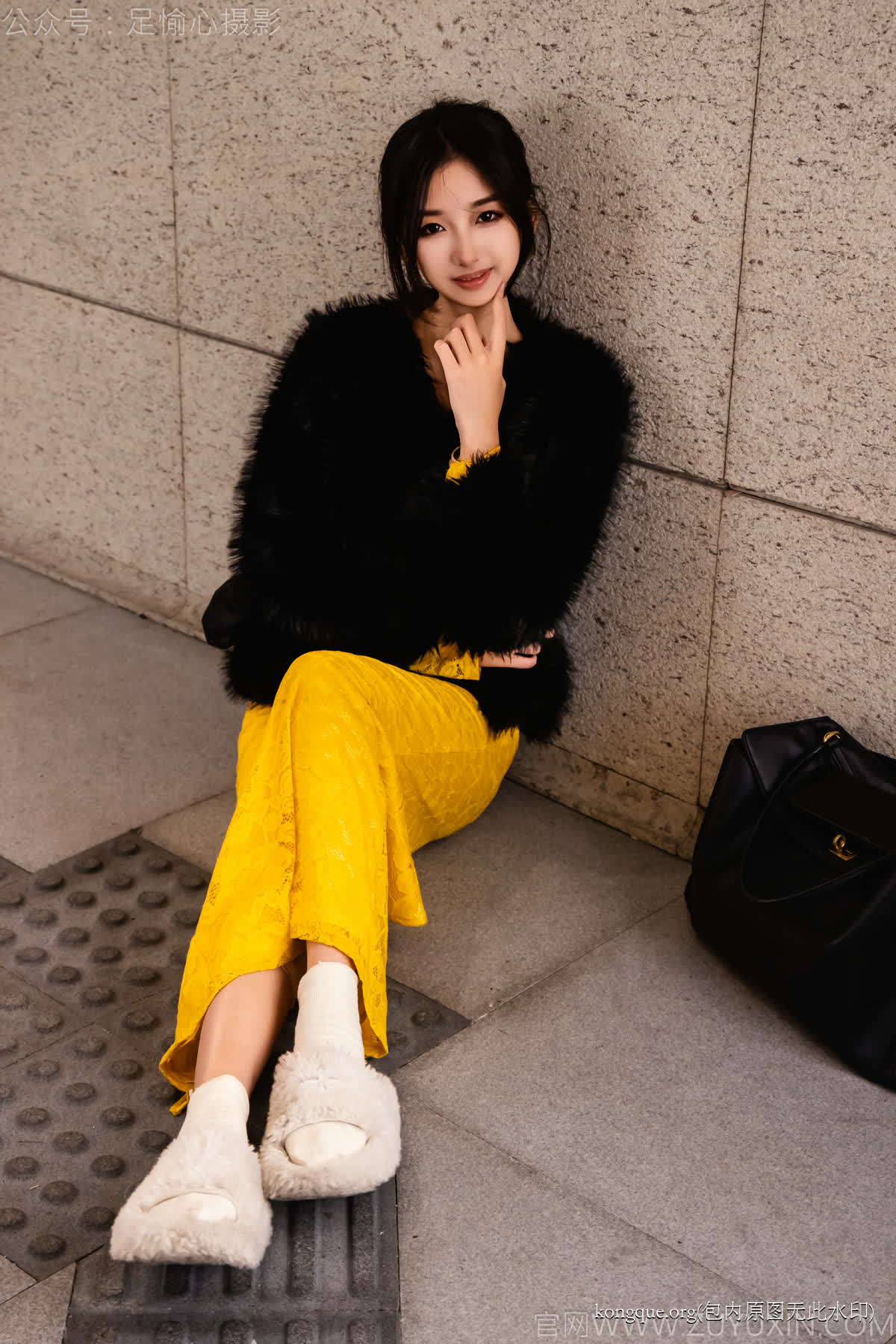足愉心_NO.010_星朵（搭配：黑色毛衫、黄色连衣裙、绒毛拖鞋、白色棉袜、裸足）_0019 - 副本