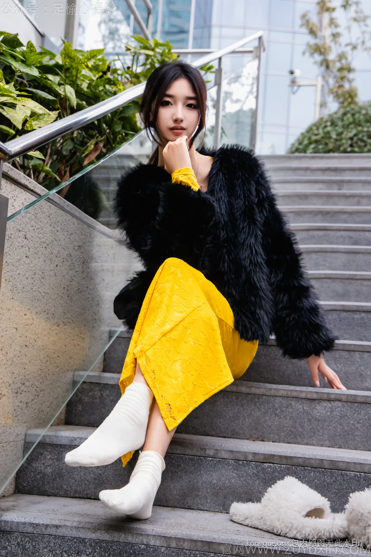 足愉心_NO.010_星朵（搭配：黑色毛衫、黄色连衣裙、绒毛拖鞋、白色棉袜、裸足）_0041 - 副本