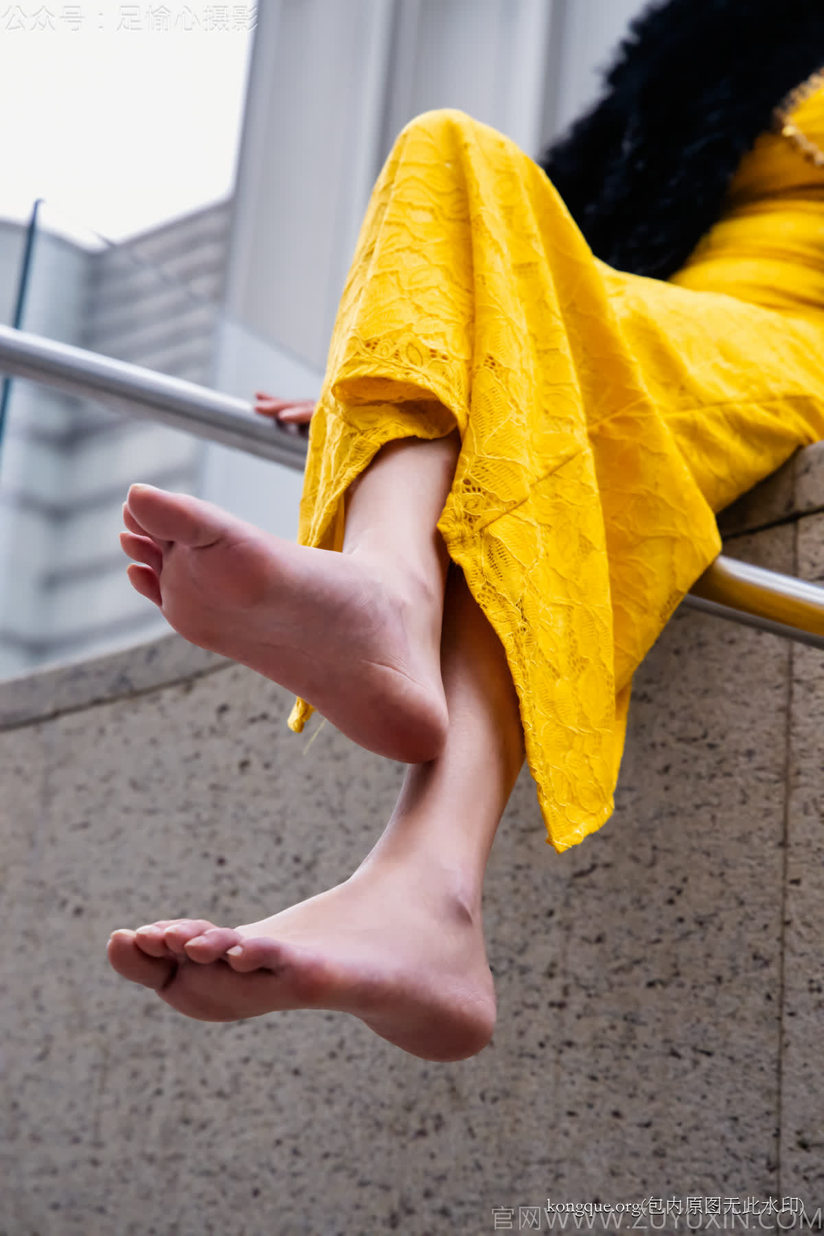 足愉心_NO.010_星朵（搭配：黑色毛衫、黄色连衣裙、绒毛拖鞋、白色棉袜、裸足）_0085 - 副本